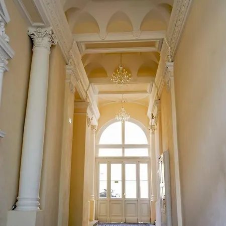 Centrally Located Gem In Apartment