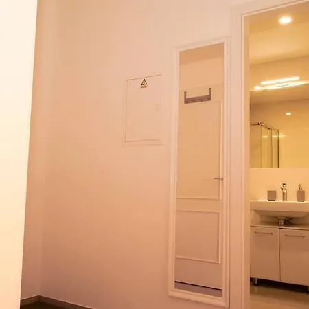 Apartment Centrally Located Gem In Prag