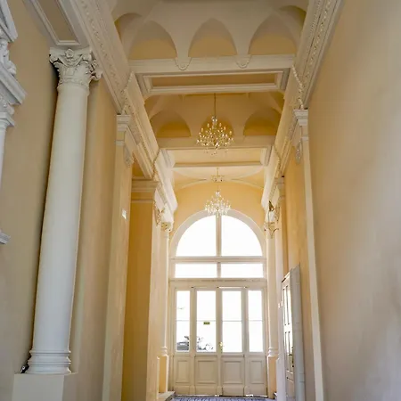 Apartment Centrally Located Gem In Prag