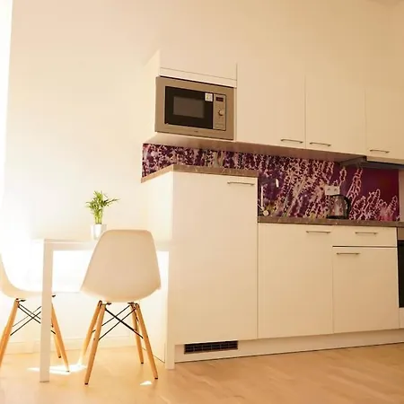Centrally Located Gem In Appartement *