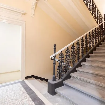 Centrally Located Gem In Appartement *